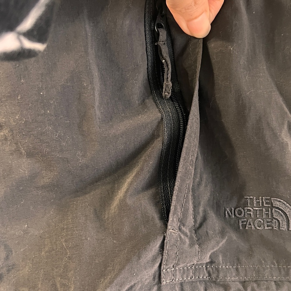 The North Face Men's Dark Gray Cargo Pants Zip- off Convertible Pants - Picture 5 of 13